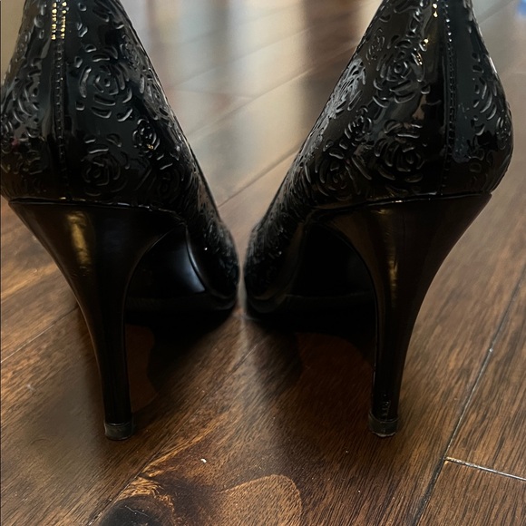 BCBGirls Black Laser-cut Rose Pattern Heels size 6 - Picture 4 of 7
